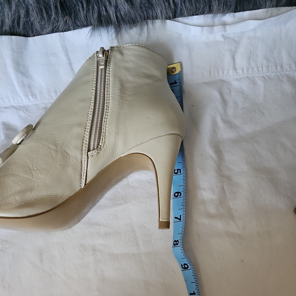 Hot in Hollywood Womens Winter White cream Booties Shoes Size 7.5W - Picture 4 of 4